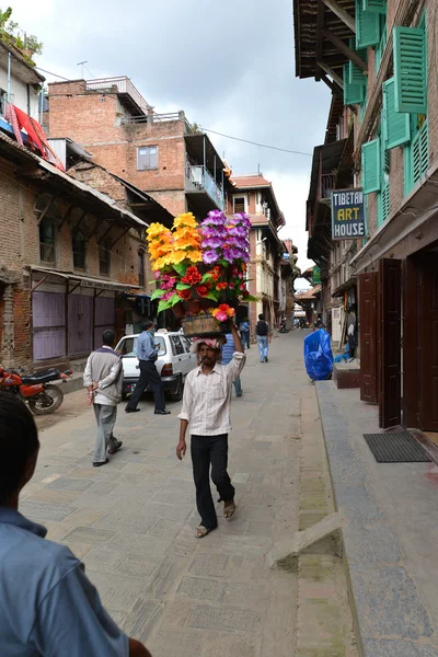 Folle di nepalesi per le strade di Kathmandu, Nepal — Foto Stock