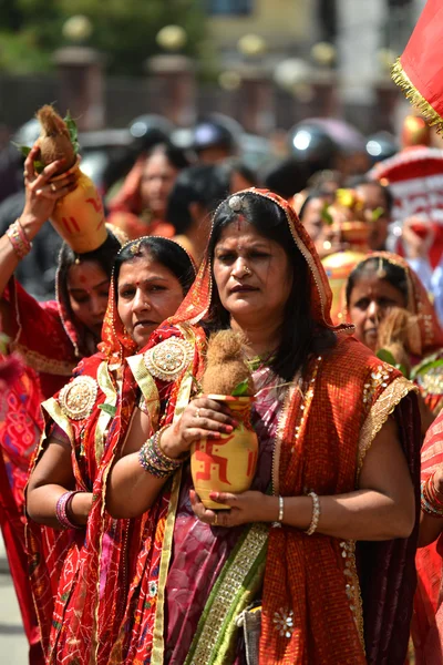 Gente indù che si gode il festival Dasain a Kathmandu, Nepal — Foto Stock
