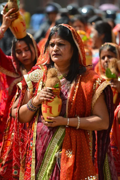 Gente indù che si gode il festival Dasain a Kathmandu, Nepal — Foto Stock