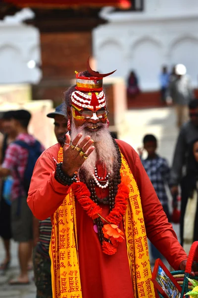 Świętych sadhu hinduskie człowiek z pomalowaną twarzą w kathmandu durbar square, nepal — Zdjęcie stockowe