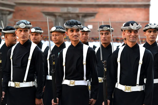 Nepalska royal straż armii podczas święta w Pałacu Królewskim. Katmandu, nepal — Zdjęcie stockowe