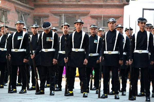 Nepalese Royal Guard Army during a festivity in the Royal Palace. Katmandu, Nepal — Stock Photo, Image
