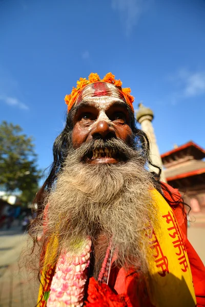 Świętych sadhu hinduskie człowiek z pomalowaną twarzą w kathmandu durbar square, nepal — Zdjęcie stockowe