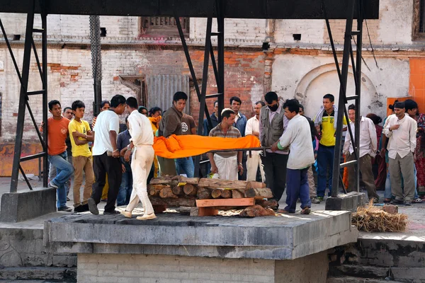 Cerimonia di cremazione umana nel luogo sacro indù di Pashupatinath, Nepal — Foto Stock