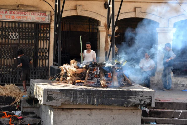 Cremation ghats and human cremation ceremony in Pashupatinath, Nepal — Stock Photo, Image