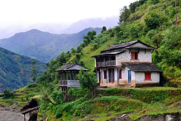 A gurung village in the Annapurna Sanctuary trail. Himalayas, Ne — Stock Photo, Image
