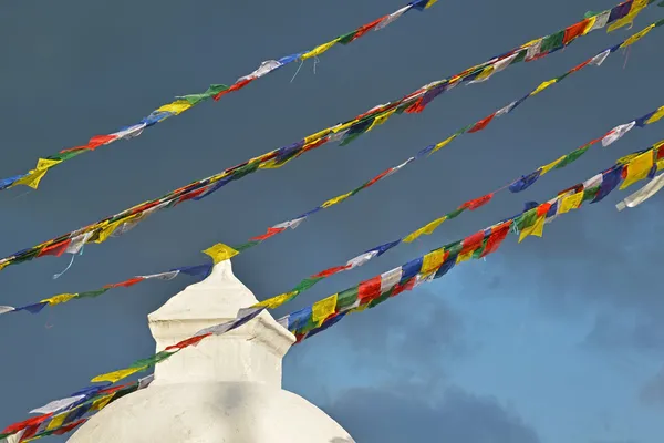 Buddhistické tibetské modlitební praporky ve větru — Stock fotografie