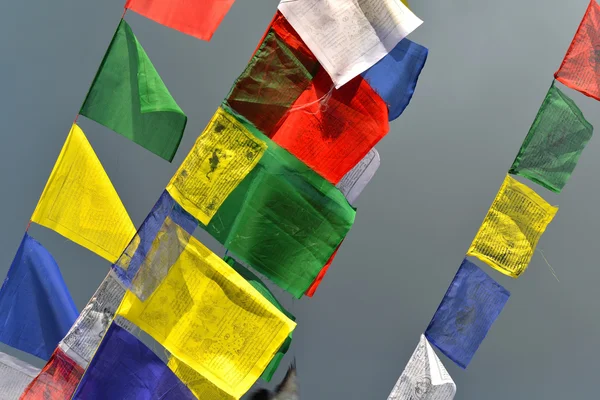 Buddhistiska tibetansk bön flaggor blåser i vinden — Stockfoto