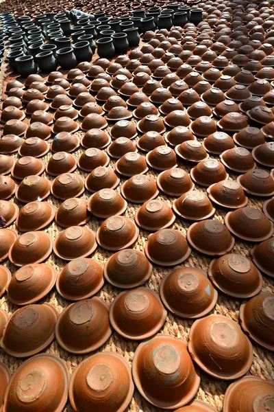 Rows of handmade traditional potteries in Bhaktapur, Nepal — Stock Photo, Image