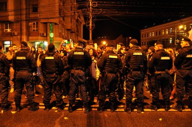 Romen Jandarma ve polis kötü niyetli şiddete karşı barışçıl protestocuların
