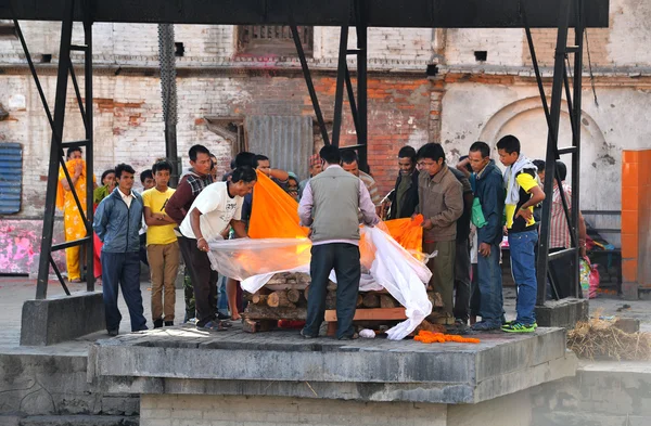 Cremazione del corpo umano in Pashupatinath, Nepal — Foto Stock