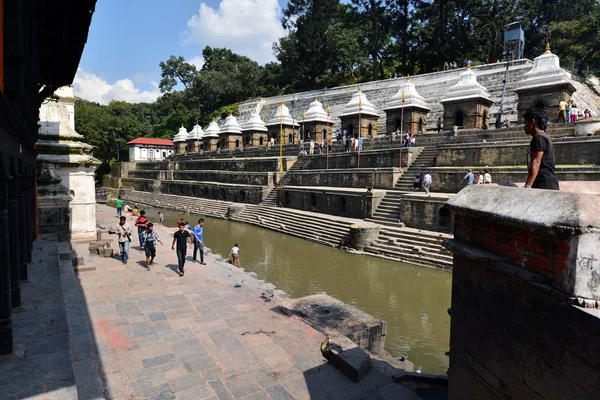 Hamvasztás Ghat és ünnepség a pashupatinath templomban a Szent bagmati-folyó mentén — Stock Fotó