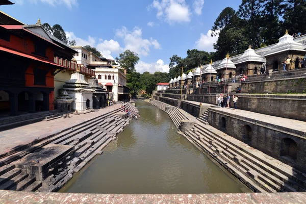 Cremação ghats e cerimônia ao longo do rio Bagmati sagrado no Templo Pashupatinath — Fotografia de Stock