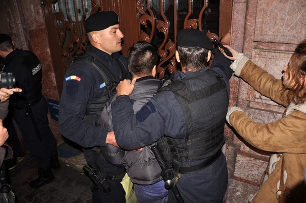 Romanian Gendarmerie and Police abusive violence against peaceful protesters — Stock Photo, Image