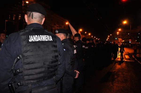 Gendarmería rumana y violencia abusiva policial contra manifestantes pacíficos — Foto de Stock