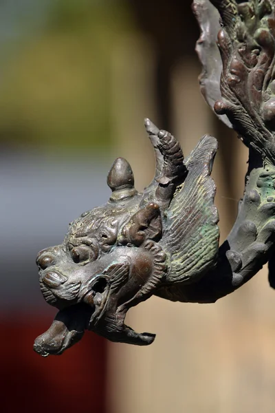 Mässing skulptur av ett drakhuvud. Pashupatinath, nepal — Stockfoto