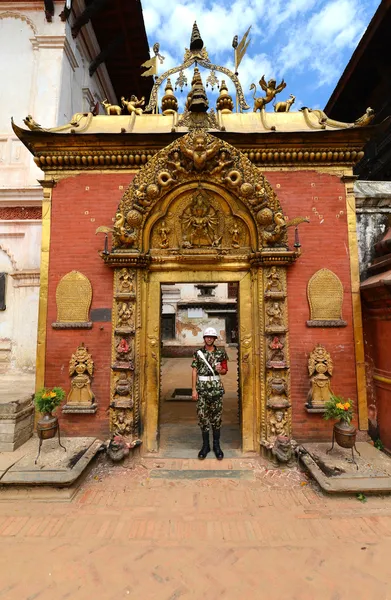 Guard of Honor standing in the front of the Royal Palace. Bhaktapur, Nepal — Stock Photo, Image