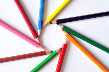 Beyaz arkaplanda izole edilmiş renkli kalemler