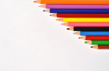 Beyaz arkaplanda izole edilmiş renkli kalemler