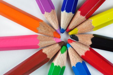 Beyaz arkaplanda izole edilmiş renkli kalemler