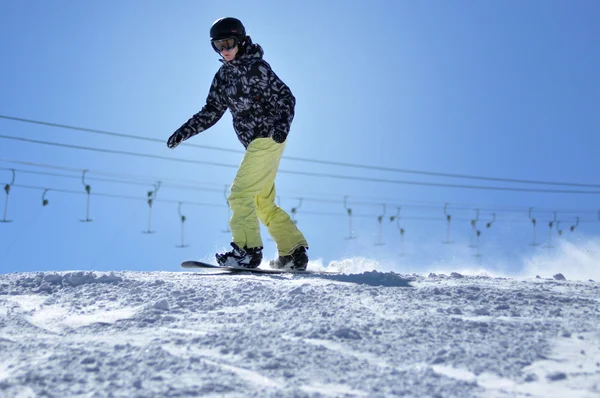 Snowboardzista snowboard w dół stoku w austriackich Alpach — Zdjęcie stockowe