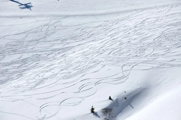 Fondo de nieve con pistas de esquí y snowboard — Foto de Stock