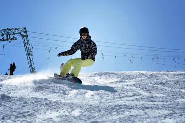 Snowboardzista snowboard w dół stoku w austriackich Alpach — Zdjęcie stockowe