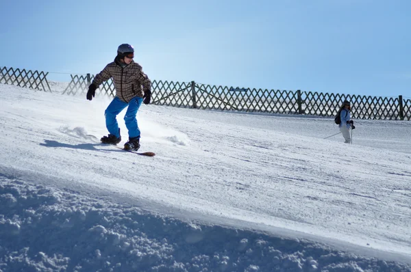 Snowboarder snowboarding down the slope in the Austrian Alps — Stock Photo, Image