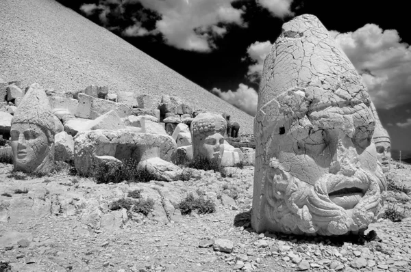 Nemrut 산에서 머리 조각상의 흑백 사진. 터키 — 스톡 사진
