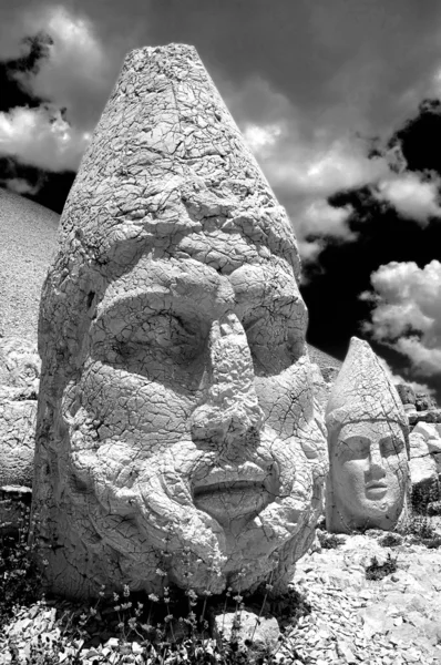 Black and white photo of head statue from Nemrut mountain. Turkey — Stock Photo, Image