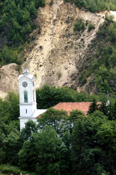 Verespatakon. Unitárius Templom közelében az arany bánya veszélyben — Stock Fotó