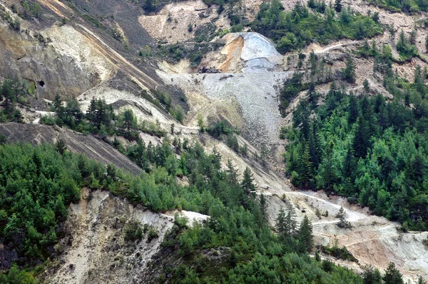 Miniera d'oro controversa scavo a cielo aperto, Rosia Montana, Romania — Foto Stock