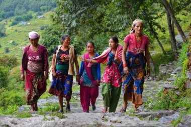 geleneksel kostümleri gurung kadın grubu. Himalaya, nepal