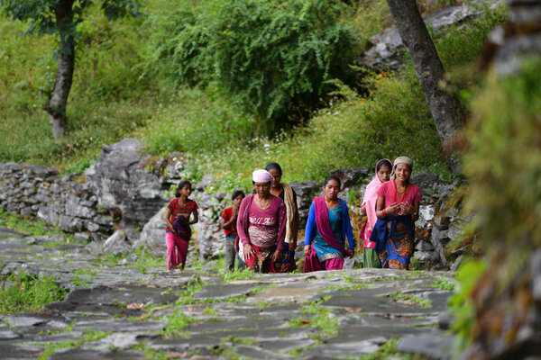 Группа женщин гурунгов в традиционных костюмах. Фалалайя, Непал
