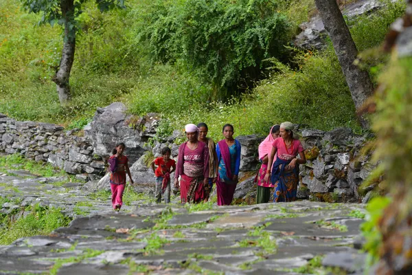 Grupa gurung kobiety w tradycyjnych strojach. Himalaje, nepal — Zdjęcie stockowe