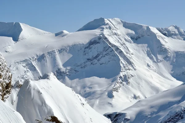 Beau massif montagneux couvert de neige en hiver — Photo