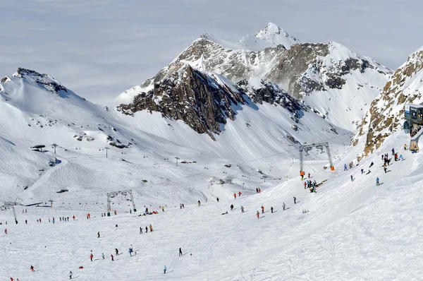 Paysage montagneux enneigé par beau temps avec piste de ski — Photo