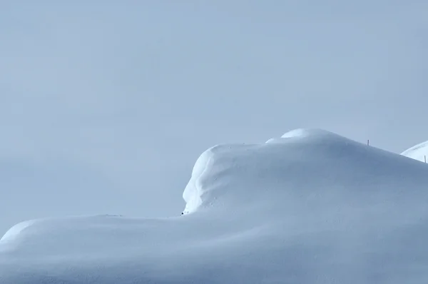 冬季的云层上方山的全景 — 图库照片