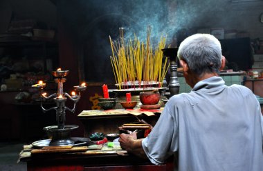 tütsü çubukları için Vietnamca jade İmparator pagoda tanrılara sunan insanlar