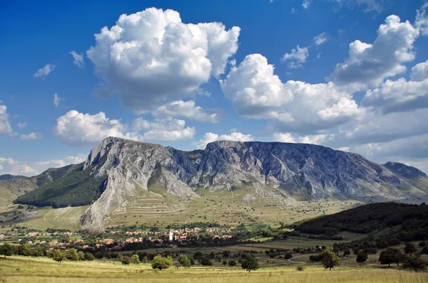 Piatra secuiului, hegy szekelyko. Nézd meg a bedeleu. Torockó, Erdély, Románia — Stock Fotó