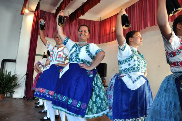 Danses folkloriques en vêtements slovaques dansant — Photo