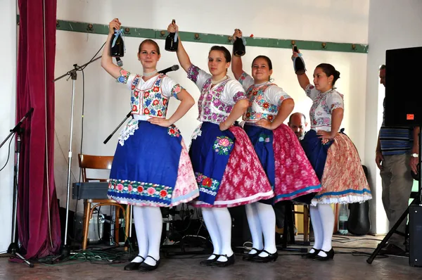 Bailarines folclóricos en ropa eslovaca bailando — Foto de Stock