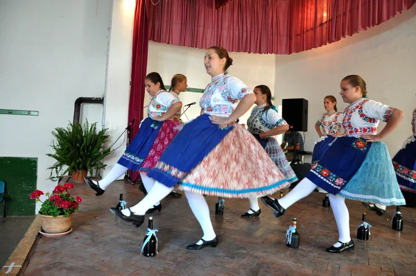 Bailarines folclóricos en ropa eslovaca bailando — Foto de Stock