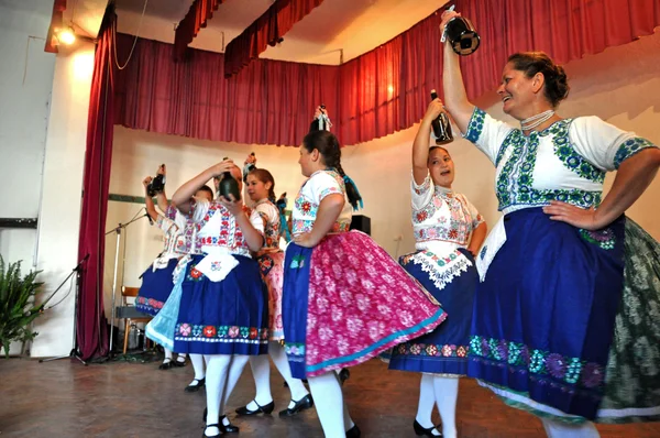Bailarines folclóricos en ropa eslovaca bailando —  Fotos de Stock