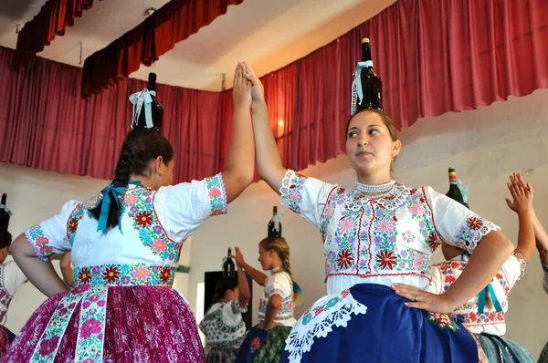 Bailarines de folclore eslovaco ropa de baile — 图库照片