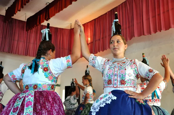 Folklore Dancers in Slovak clothes dancing — Stock Photo, Image