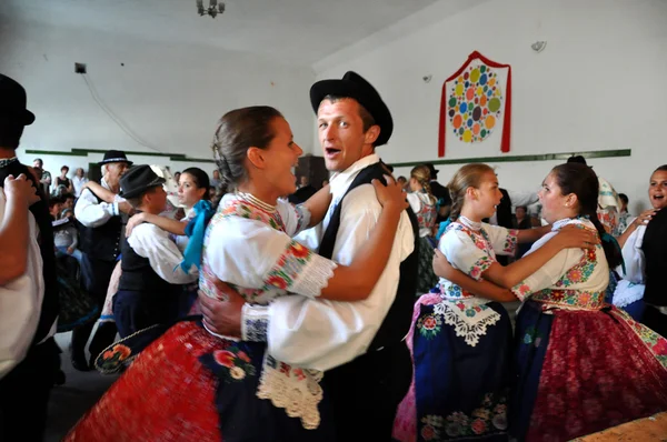Folklore dansers in Slowaakse kleren dansen — Stockfoto