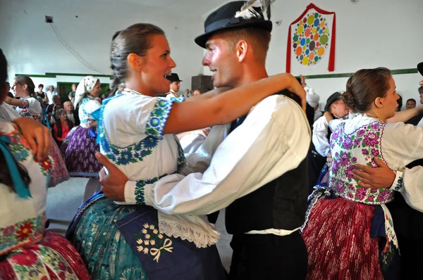 Folklore Dancers in Slovak clothes dancing — Stock Photo, Image