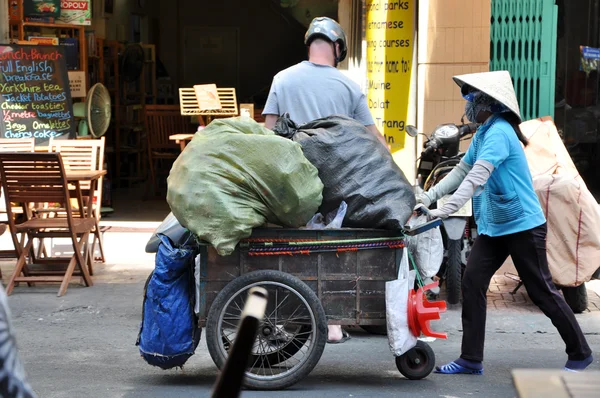 在河内，越南的街头小贩 — 图库照片
