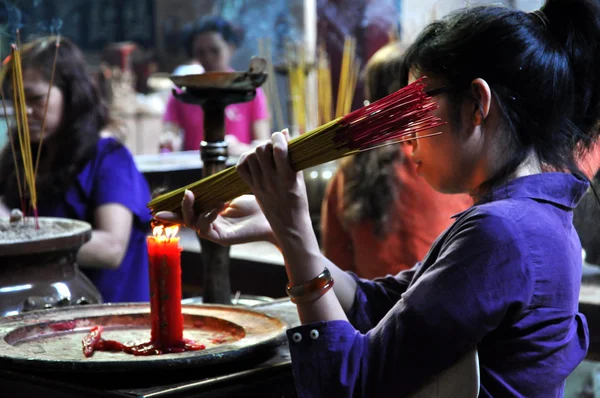 Pessoas que oferecem paus de incenso para os deuses no Pagode Imperador de Jade Vietnamita — Fotografia de Stock